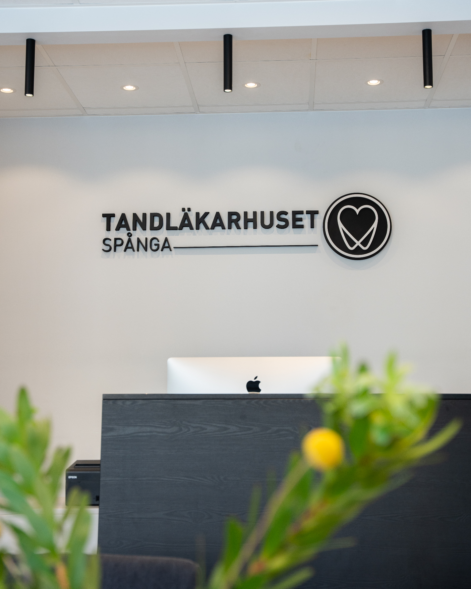 Tandläkarhuset Spånga-skylten vid receptionen